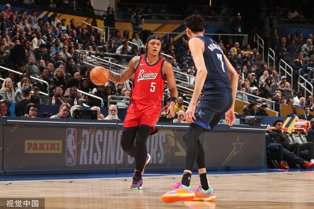 显得异常紧 显得异常紧